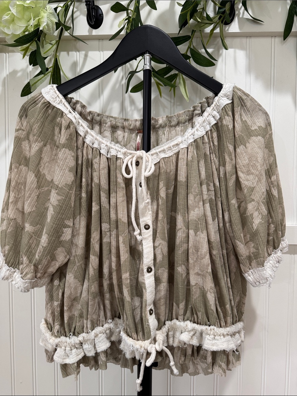 #464 FREE PEOPLE Olive Green Floral Peasant Crop Blouse Cream Trim Short Sleeve
